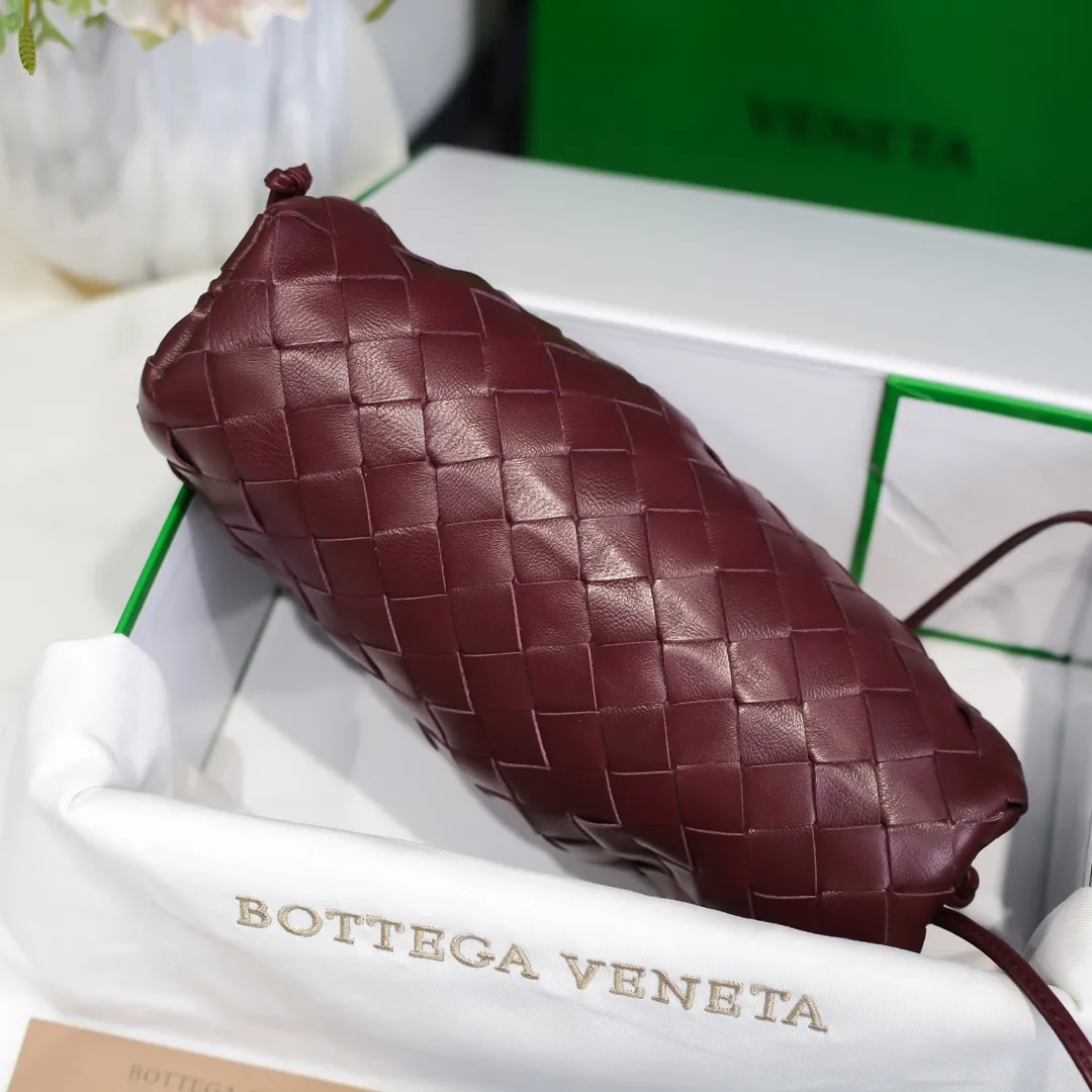 BV cloud bag is in stock, coarse weave, large plaid weave, the pouch cloud bag. Needless to say, this year's most popular bag is not without its reason. The minimalist and slightly wrinkled design is both advanced and a bit lazy. After the new designer came, he directly changed it to a large weave and became super young. It also has a touch of fashion. You must buy it. This year's must-have bag. Size: 22×12×7cm. Real shot ❤️